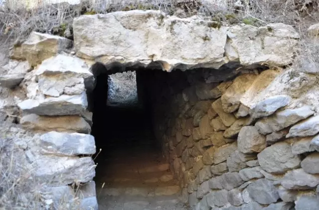 Kalede Bulunan Tüneller Gizemini Koruyor Kalede Bulunan Tüneller Gizemini Koruyor