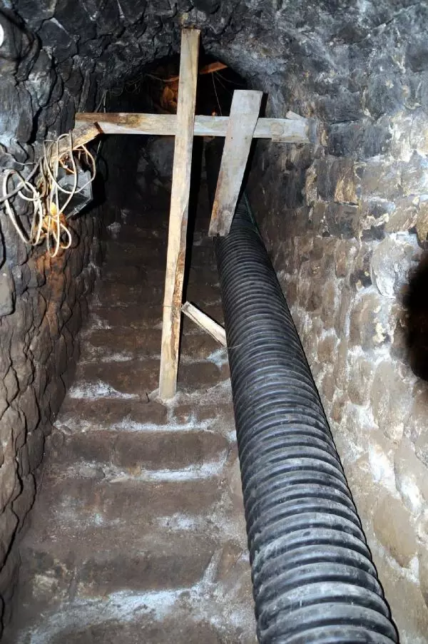 Niksar Kalesi'nde Kral Kızlarının Gizli Hamam Tüneli Bulundu Niksar Kalesi'nde Kral Kızlarının Gizli Hamam Tüneli Bulundu