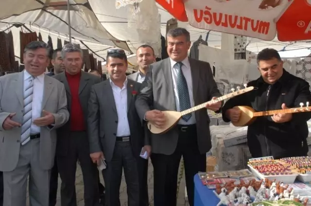 CHP'li Başkan Adayı Saz'a Dayanamdı CHP'li Başkan Adayı Saz'a Dayanamdı