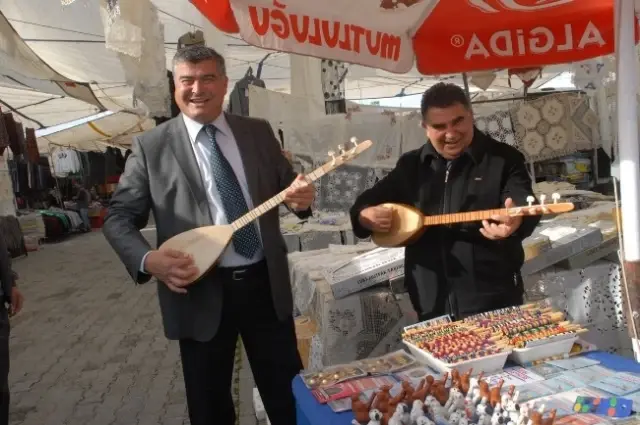 CHP'li Başkan Adayı Saz'a Dayanamdı CHP'li Başkan Adayı Saz'a Dayanamdı