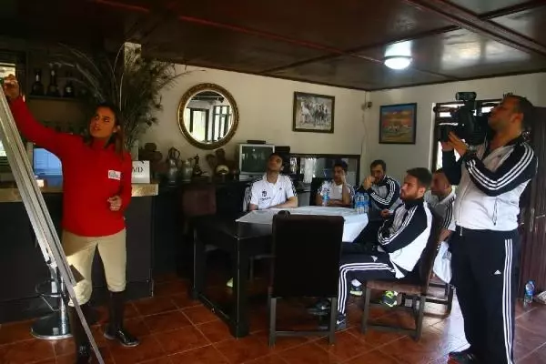 Beşiktaşlı Futbolcular Ata Bindi Beşiktaşlı Futbolcular Ata Bindi