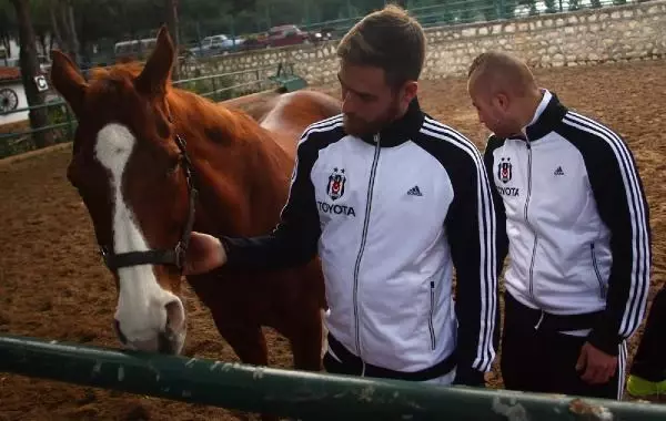 Beşiktaşlı Futbolcular Ata Bindi Beşiktaşlı Futbolcular Ata Bindi