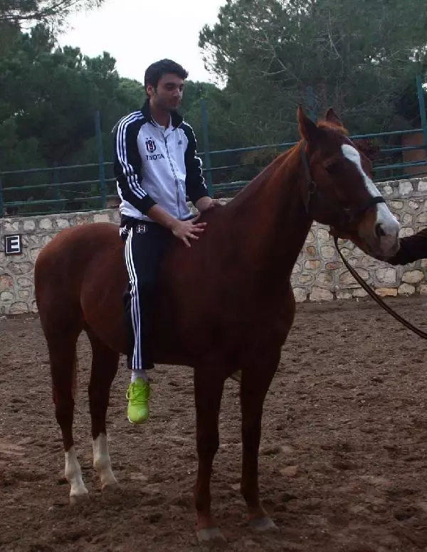 Beşiktaşlı Futbolcular Ata Bindi Beşiktaşlı Futbolcular Ata Bindi