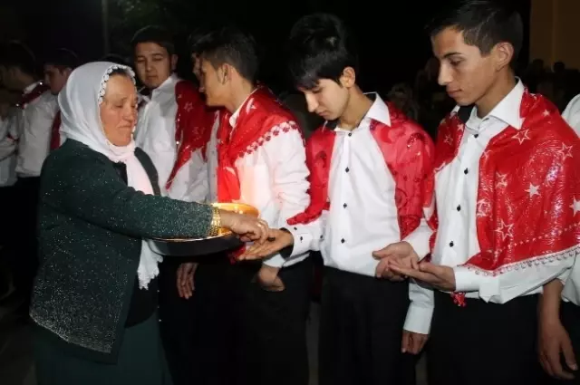 Fethiye'de Asker Adaylarına Davullu Zurnalı Uğurlama Fethiye'de Asker Adaylarına Davullu Zurnalı Uğurlama