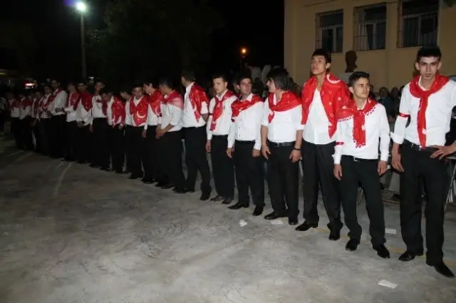 Fethiye'de Asker Adaylarına Davullu Zurnalı Uğurlama Fethiye'de Asker Adaylarına Davullu Zurnalı Uğurlama