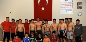 Antalya Büyükşehir'in Güreşçileri Minderi Alt Üst Etti