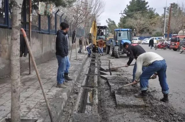 Siirt'te Yağmur Suyu Izgaraları Temizleniyor Siirt'te Yağmur Suyu Izgaraları Temizleniyor
