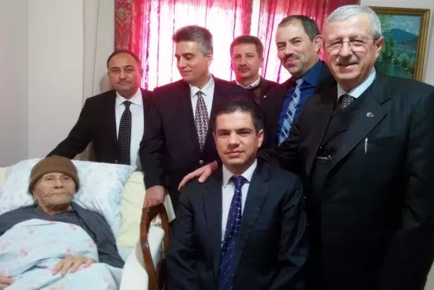 Ahmet Yakupoğlu'nu Duygulandıran Ziyaret Ahmet Yakupoğlu'nu Duygulandıran Ziyaret
