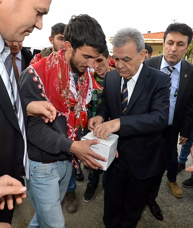 Başkan Kocaoğlu, Kemalpaşa'da Asker Uğurladı