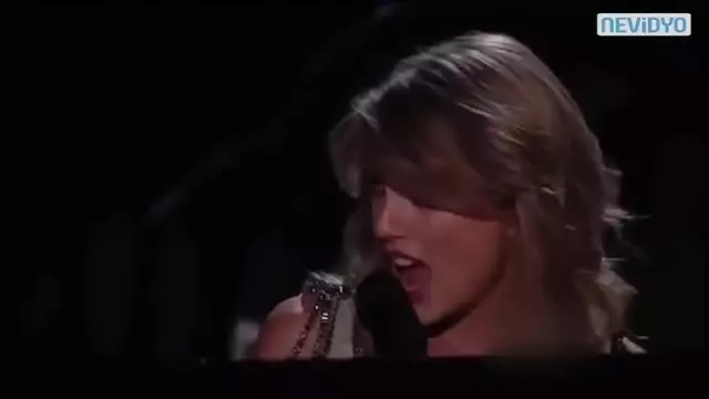 Taylor Swift, Ryu'dan Dayak Yedi! Taylor Swift, Ryu'dan Dayak Yedi!