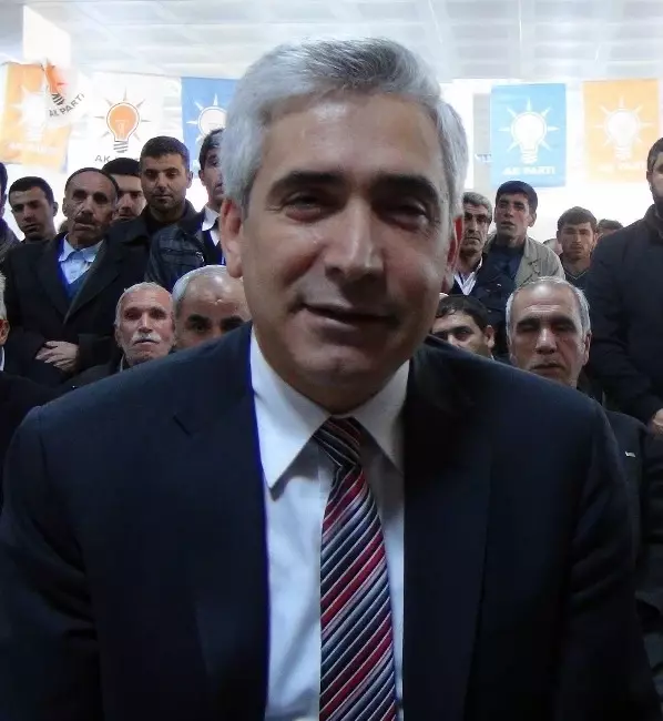 Partililerin Bayrak Asma Kavgası: 2 Yaralı