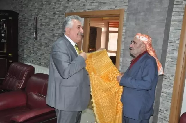 Sadak Dedesinin Poşusunu Bir Vatandaşa Hediye Etti Sadak Dedesinin Poşusunu Bir Vatandaşa Hediye Etti