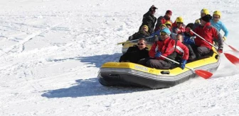 Karda Rafting Yapan Vali Botu, İki Yayaya Çarptı