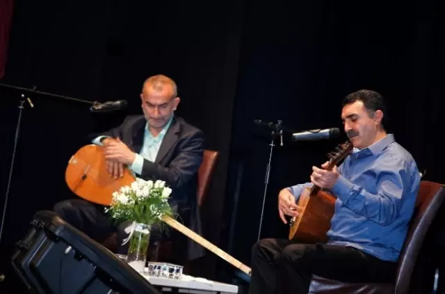 Bağlamanın Üstadı Erdal Erzincan'dan Müzik Şöleni Bağlamanın Üstadı Erdal Erzincan'dan Müzik Şöleni
