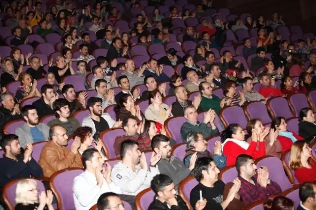 Bağlamanın Üstadı Erdal Erzincan'dan Müzik Şöleni Bağlamanın Üstadı Erdal Erzincan'dan Müzik Şöleni