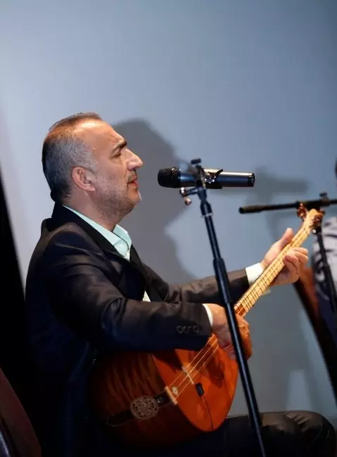 Bağlamanın Üstadı Erdal Erzincan'dan Müzik Şöleni Bağlamanın Üstadı Erdal Erzincan'dan Müzik Şöleni