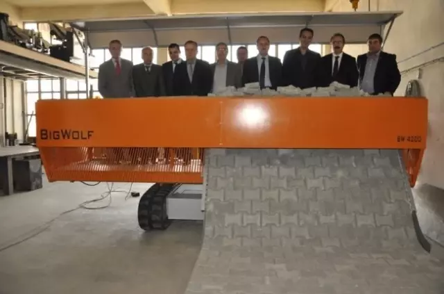 Çorum'da Kilit Parke Döşeme Makinası Üretildi Çorum'da Kilit Parke Döşeme Makinası Üretildi