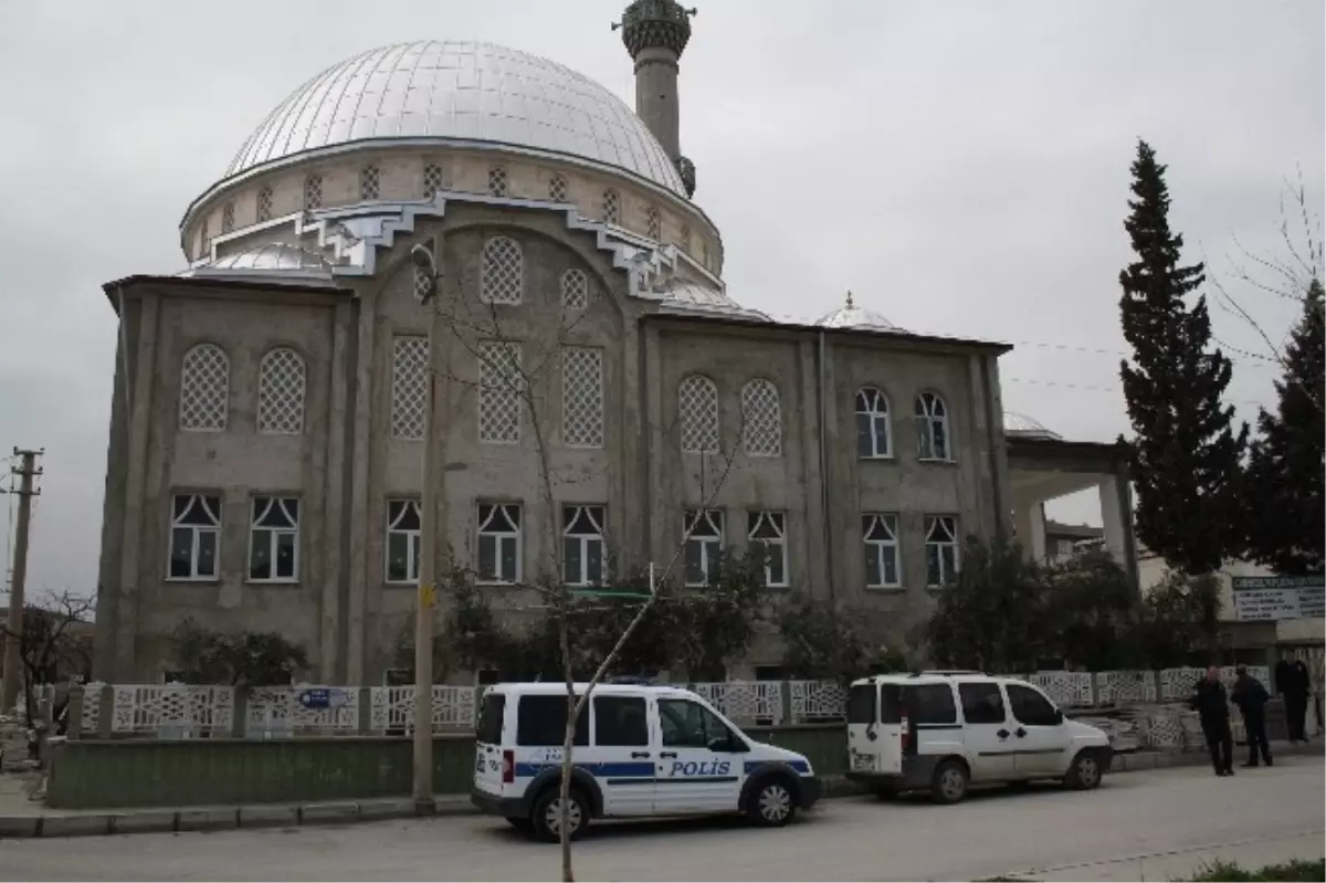 Cami Duvarına Hat Yazısı Yazarken Düşerek Öldü Haberler Cami Duvarına Hat Yazısı Yazarken Düşerek Öldü Haberler