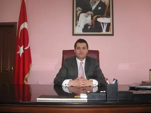 Borçka Kaymakamı Öztürk'ten Evi Yanan Aileye Ziyaret