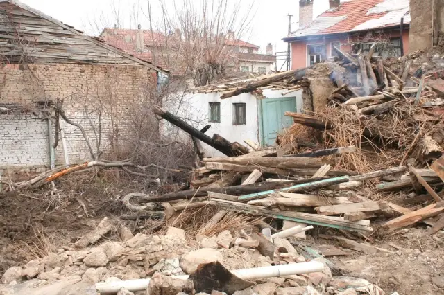 Hırsızlara Pankartla Mesaj Verilen Ev Bu Kez Yandı Hırsızlara Pankartla Mesaj Verilen Ev Bu Kez Yandı