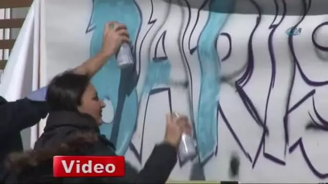 Grafiticiler Kendilerine Destek Veren Başkana Grafiti Yaptılar Grafiticiler Kendilerine Destek Veren Başkana Grafiti Yaptılar