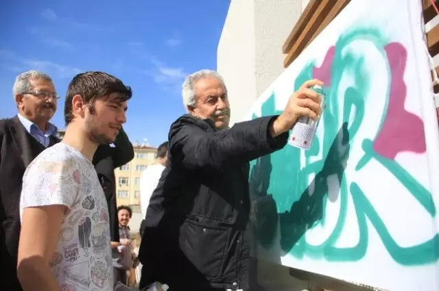 Grafiticiler Kendilerine Destek Veren Başkana Grafiti Resim Yaparak Teşekkür Etti Grafiticiler Kendilerine Destek Veren Başkana Grafiti Resim Yaparak Teşekkür Etti