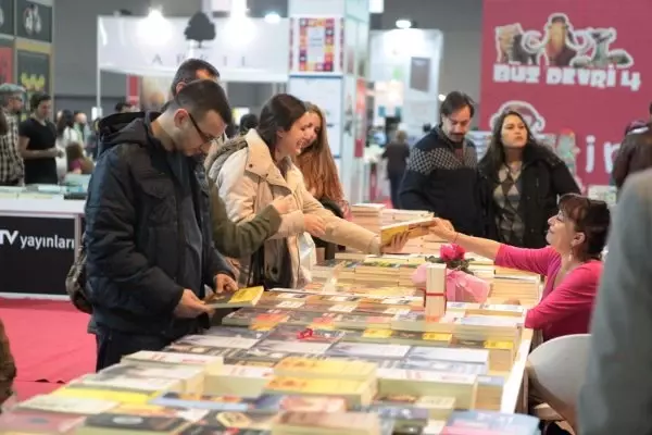 CNR Kitap Fuarı'nda Yazarlar Büyük İlgi Gördü
