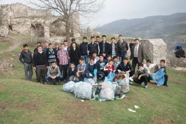 Tarihi Niksar Kalesi'nde Öğrenciler Temizlik Yaptı Tarihi Niksar Kalesi'nde Öğrenciler Temizlik Yaptı
