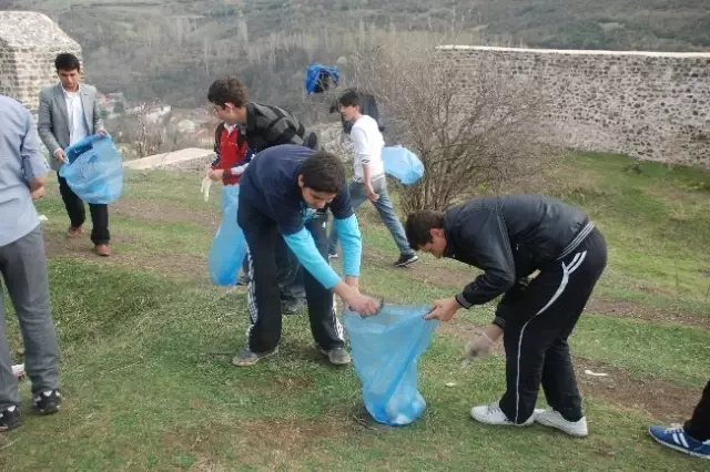 Tarihi Niksar Kalesi'nde Öğrenciler Temizlik Yaptı Tarihi Niksar Kalesi'nde Öğrenciler Temizlik Yaptı