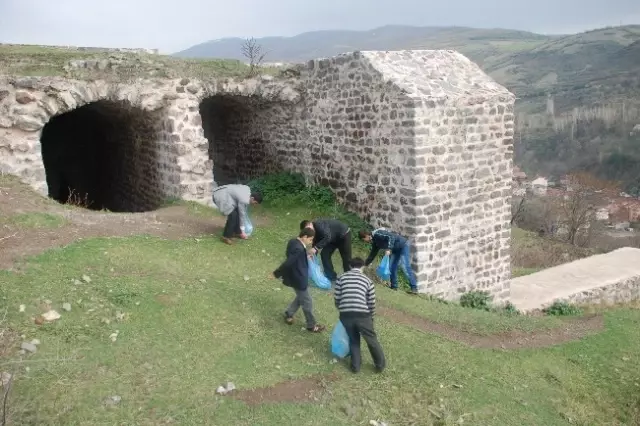 Tarihi Niksar Kalesi'nde Öğrenciler Temizlik Yaptı Tarihi Niksar Kalesi'nde Öğrenciler Temizlik Yaptı