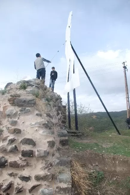 Tarihi Niksar Kalesi'nde Öğrenciler Temizlik Yaptı Tarihi Niksar Kalesi'nde Öğrenciler Temizlik Yaptı