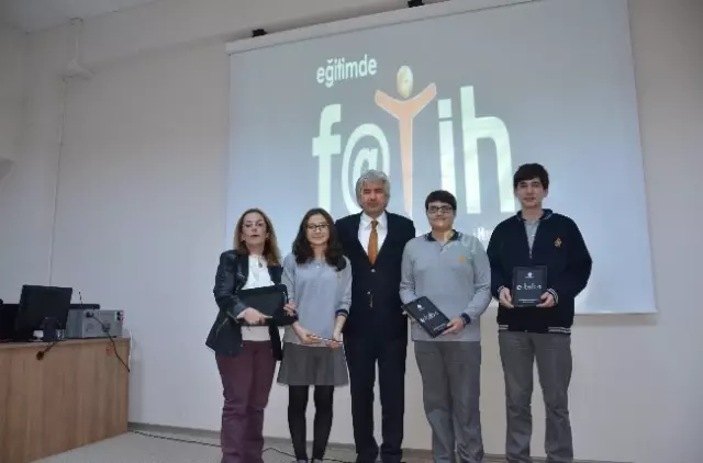 Akhisar'da Öğrencilere Tabletleri Dağıtıldı Akhisar'da Öğrencilere Tabletleri Dağıtıldı