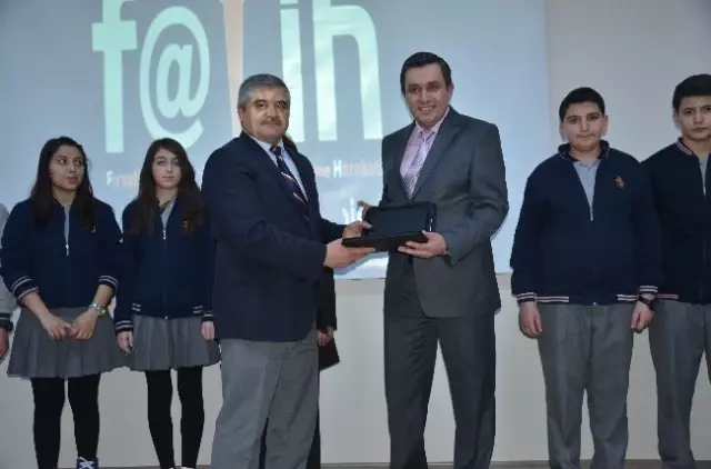 Akhisar'da Öğrencilere Tabletleri Dağıtıldı Akhisar'da Öğrencilere Tabletleri Dağıtıldı