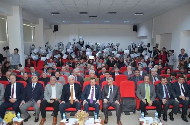 Akhisar'da Öğrencilere Tabletleri Dağıtıldı Akhisar'da Öğrencilere Tabletleri Dağıtıldı