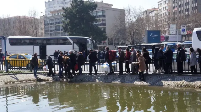 Sağlık Bakanlığı Önünde Berkin'in Fotoğrafını Açtılar