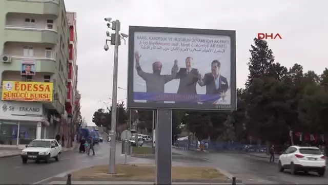 Şanlıurfa'da Başbakan, Perver ve Tatlıses'li Afiş Şanlıurfa'da Başbakan, Perver ve Tatlıses'li Afiş