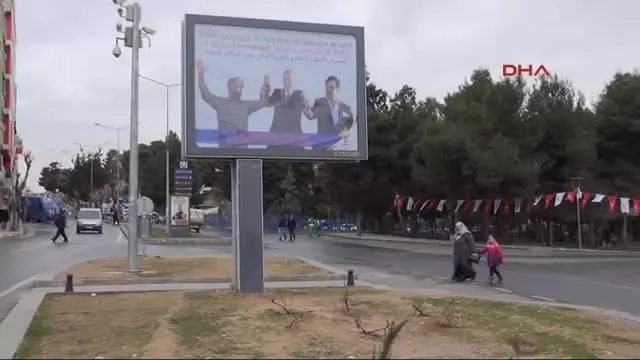 Şanlıurfa'da Başbakan, Perver ve Tatlıses'li Afiş Şanlıurfa'da Başbakan, Perver ve Tatlıses'li Afiş