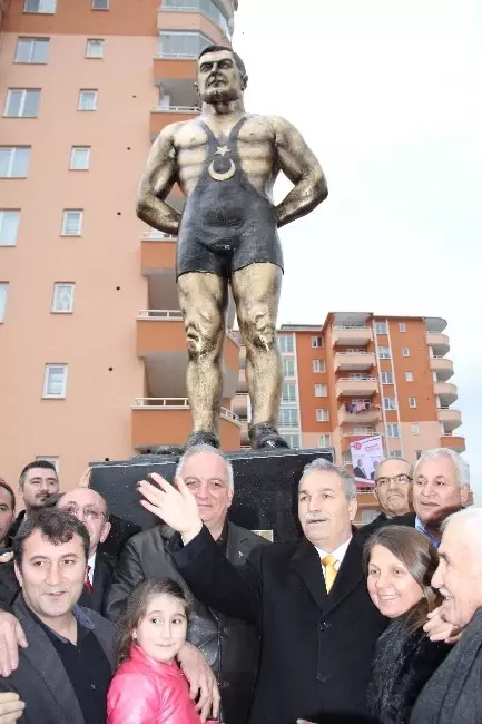 Yaşar Doğu'nun Heykeli Parka Dikildi Yaşar Doğu'nun Heykeli Parka Dikildi