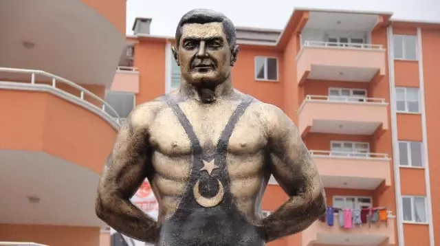 Yaşar Doğu'nun Heykeli Parka Dikildi Yaşar Doğu'nun Heykeli Parka Dikildi