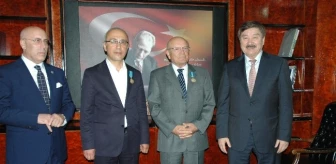 Türksoy'dan Bakan Elvan'a 20. Yıl Madalyası