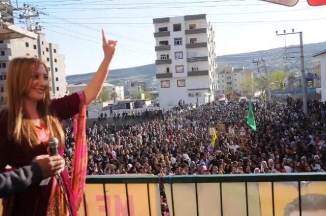 Cizre'de İmret Seçim Zaferini Vatandaşlarla Birlikte Kutladı Cizre'de İmret Seçim Zaferini Vatandaşlarla Birlikte Kutladı