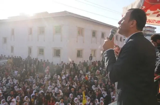 Cizre'de İmret Seçim Zaferini Vatandaşlarla Birlikte Kutladı Cizre'de İmret Seçim Zaferini Vatandaşlarla Birlikte Kutladı