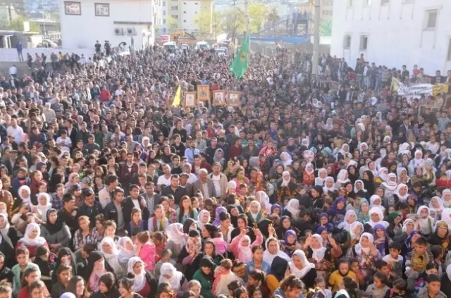 Cizre'de İmret Seçim Zaferini Vatandaşlarla Birlikte Kutladı Cizre'de İmret Seçim Zaferini Vatandaşlarla Birlikte Kutladı