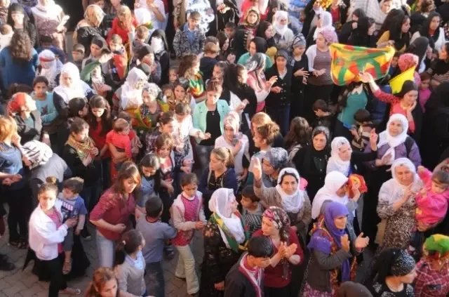Cizre'de İmret Seçim Zaferini Vatandaşlarla Birlikte Kutladı Cizre'de İmret Seçim Zaferini Vatandaşlarla Birlikte Kutladı