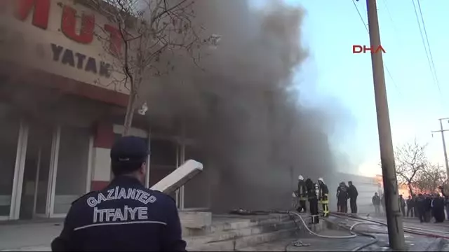 Yatak Fabrikasında Çıkan Yangın Korkuttu Yatak Fabrikasında Çıkan Yangın Korkuttu
