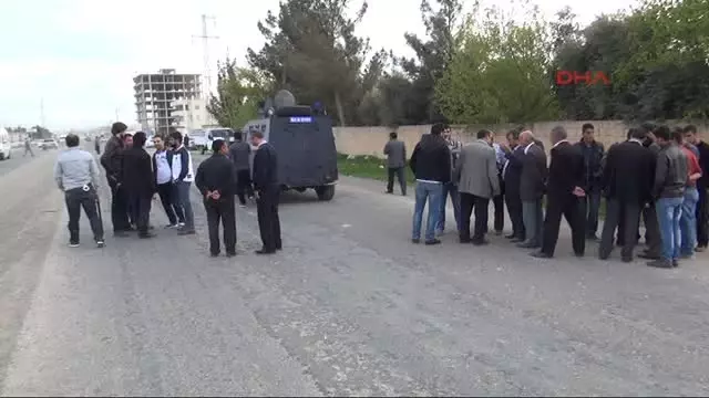 Akçakale'de 2 Milletvekili Saldırı Girişiminden Havaya Ateş Açılarak Kurtuldu Akçakale'de 2 Milletvekili Saldırı Girişiminden Havaya Ateş Açılarak Kurtuldu
