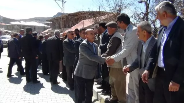 BDP'den Çukurca Belediye Başkanı'na Tebrik Ziyareti BDP'den Çukurca Belediye Başkanı'na Tebrik Ziyareti