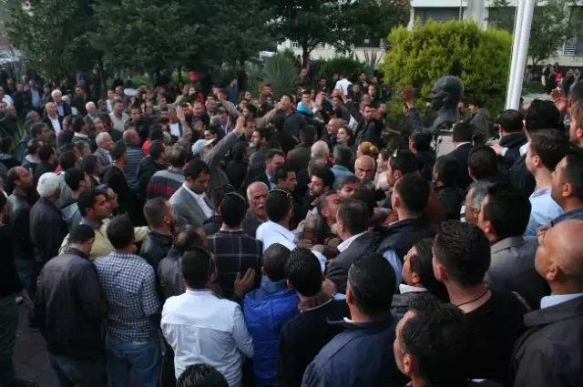 İzmir'de CHP ve AK Partililer Arasında Arbede Yaşandı İzmir'de CHP ve AK Partililer Arasında Arbede Yaşandı