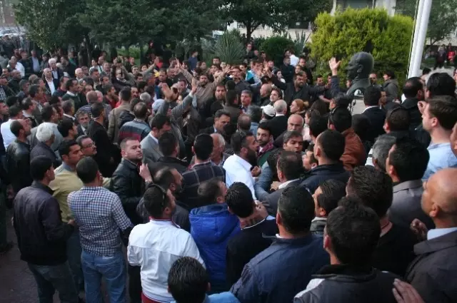 İzmir'de CHP ve AK Partililer Arasında Arbede Yaşandı İzmir'de CHP ve AK Partililer Arasında Arbede Yaşandı