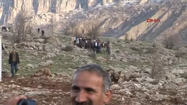 Sınırda Ak Partili Belediye Başkanı İçin Kutlama Sınırda Ak Partili Belediye Başkanı İçin Kutlama